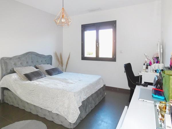 Villa plain pied type californien 168m² sur terrain avec pisicine de 896m²