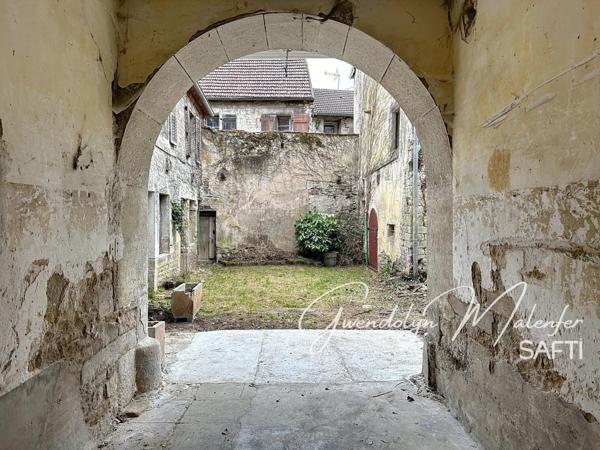 Au coeurs de Quingey avec cour intérieur