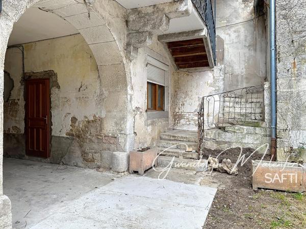 Au coeurs de Quingey avec cour intérieur