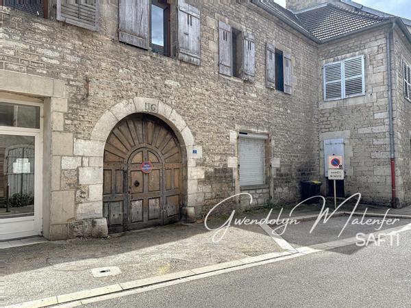 Au coeurs de Quingey avec cour intérieur