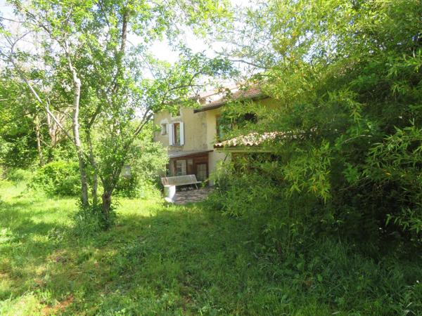 MAISON dans cadre de verdure