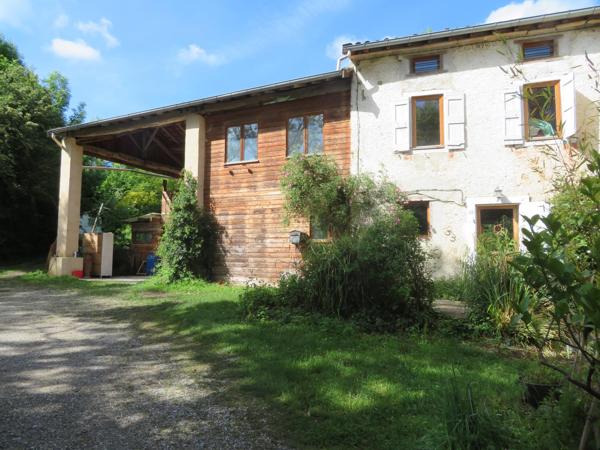 MAISON dans cadre de verdure