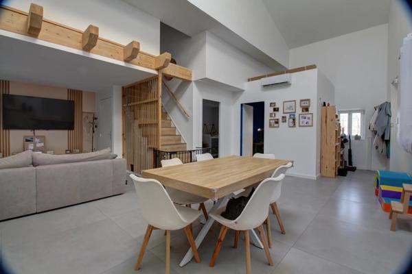 Location                                                      Appartement
                        
                     3 pièces                      73 m2                     à La Valla-en-Gier