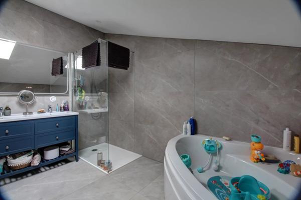 Location                                                      Appartement
                        
                     3 pièces                      73 m2                     à La Valla-en-Gier