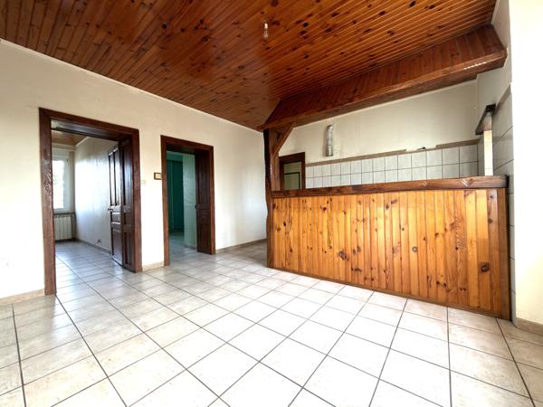 Appartement à rénover comprenant 2 chambres, garage, dépendance de 30 m2, cave et grenier