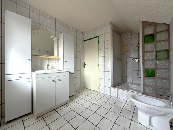 Appartement à rénover comprenant 2 chambres, garage, dépendance de 30 m2, cave et grenier