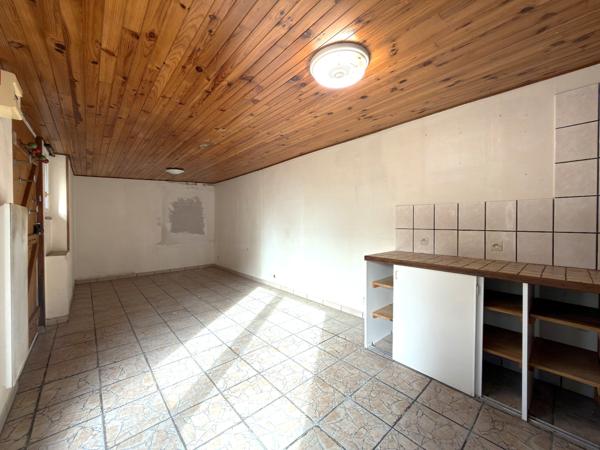 Appartement à rénover comprenant 2 chambres, garage, dépendance de 30 m2, cave et grenier