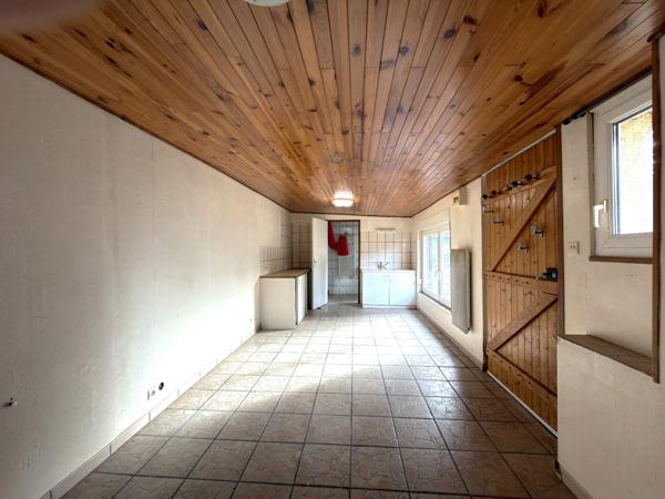 Appartement à rénover comprenant 2 chambres, garage, dépendance de 30 m2, cave et grenier