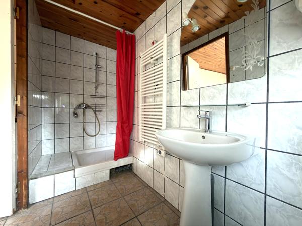 Appartement à rénover comprenant 2 chambres, garage, dépendance de 30 m2, cave et grenier