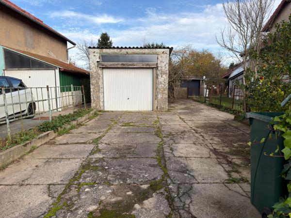 Appartement à rénover comprenant 2 chambres, garage, dépendance de 30 m2, cave et grenier