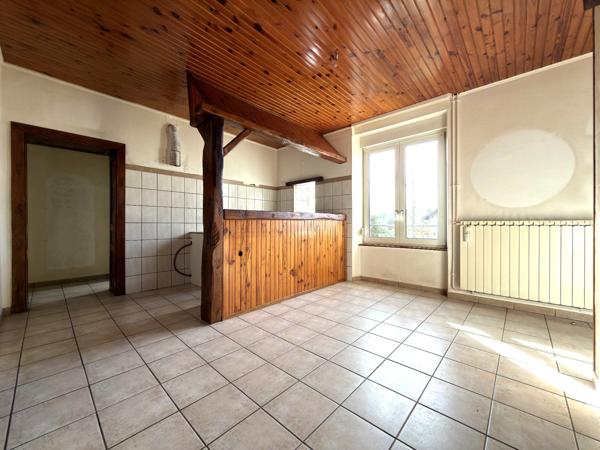 Appartement à rénover comprenant 2 chambres, garage, dépendance de 30 m2, cave et grenier