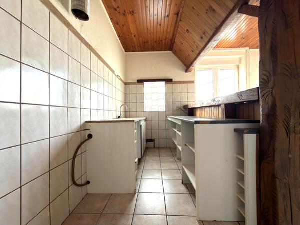 Appartement à rénover comprenant 2 chambres, garage, dépendance de 30 m2, cave et grenier