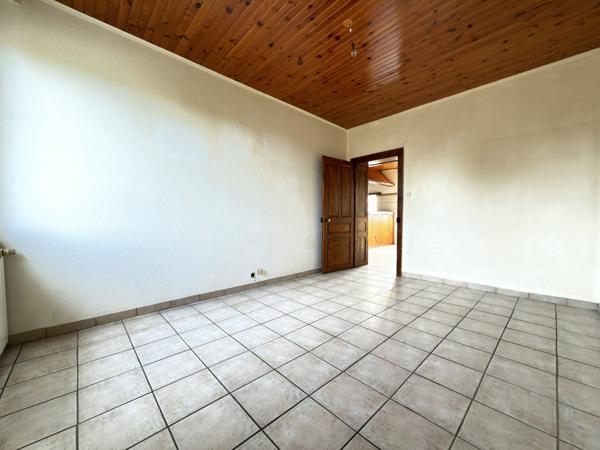 Appartement à rénover comprenant 2 chambres, garage, dépendance de 30 m2, cave et grenier