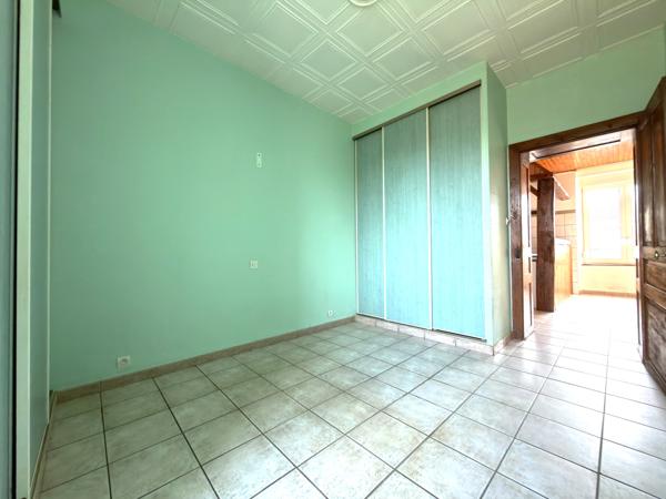 Appartement à rénover comprenant 2 chambres, garage, dépendance de 30 m2, cave et grenier