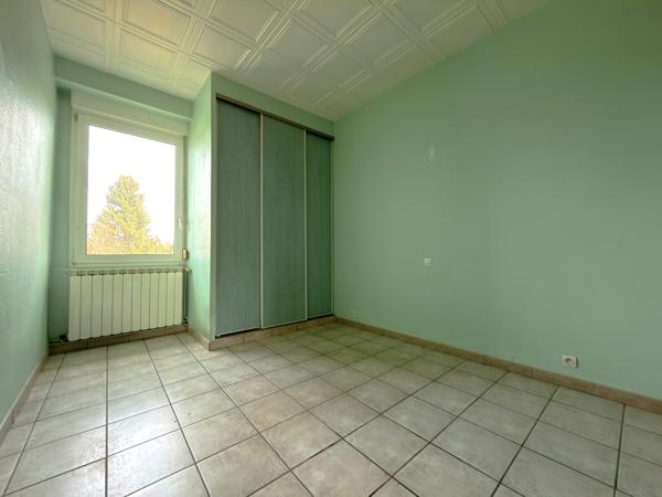 Appartement à rénover comprenant 2 chambres, garage, dépendance de 30 m2, cave et grenier