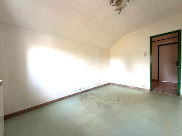 Appartement à rénover comprenant 2 chambres, garage, dépendance de 30 m2, cave et grenier