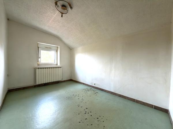 Appartement à rénover comprenant 2 chambres, garage, dépendance de 30 m2, cave et grenier