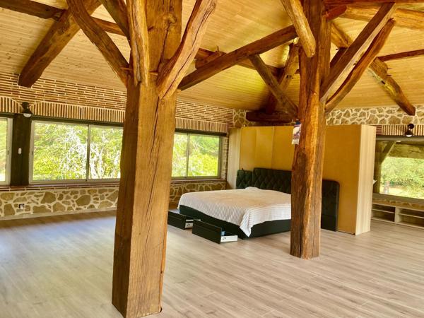 MAISON EN PIERRE ET PISCINE SUR TERRAIN DE 9173 m2