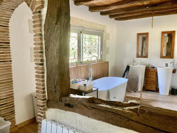 MAISON EN PIERRE ET PISCINE SUR TERRAIN DE 9173 m2