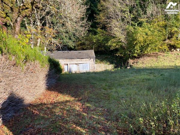 A VENDRE, à mi-chemin entre AURILLAC et MAURIAC (Cantal), un terrain nu comprenant un bâtiment ...