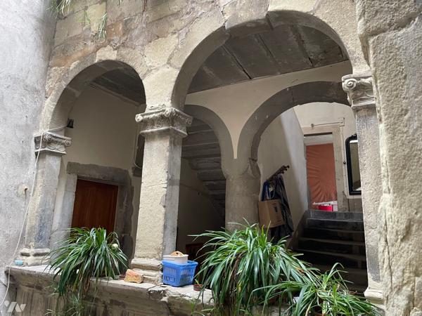 Au cœur de Crest dans les rues piétonnes cet immeuble fin XVIe siècle.