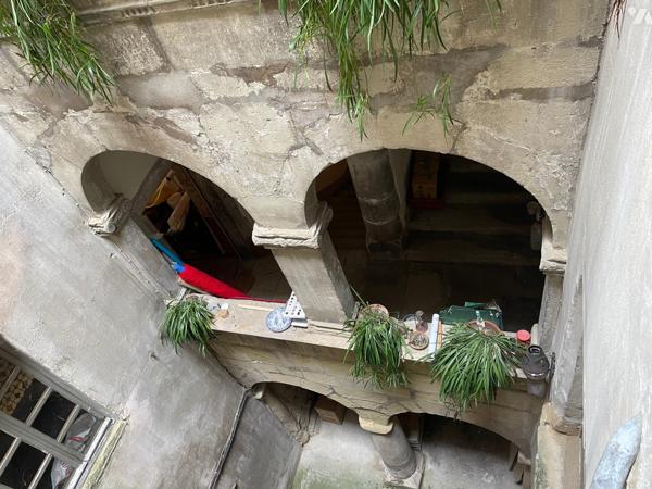 Au cœur de Crest dans les rues piétonnes cet immeuble fin XVIe siècle.