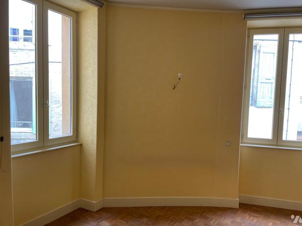 Au cœur de Crest dans les rues piétonnes cet immeuble fin XVIe siècle.