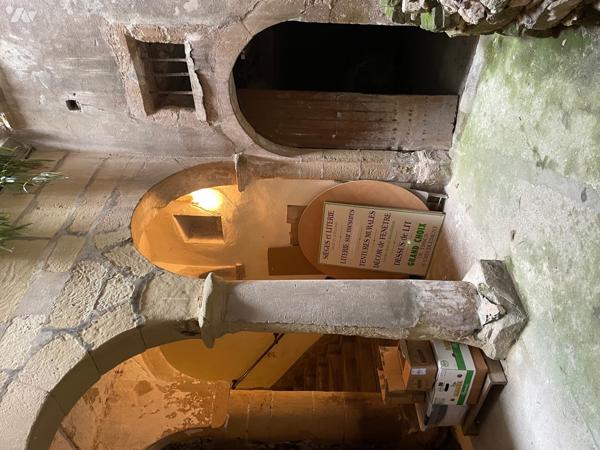 Au cœur de Crest dans les rues piétonnes cet immeuble fin XVIe siècle.