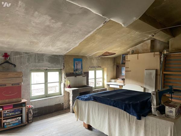 Au cœur de Crest dans les rues piétonnes cet immeuble fin XVIe siècle.