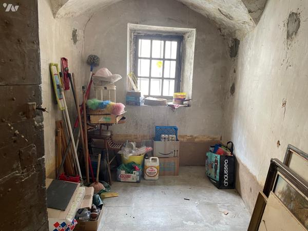 Au cœur de Crest dans les rues piétonnes cet immeuble fin XVIe siècle.