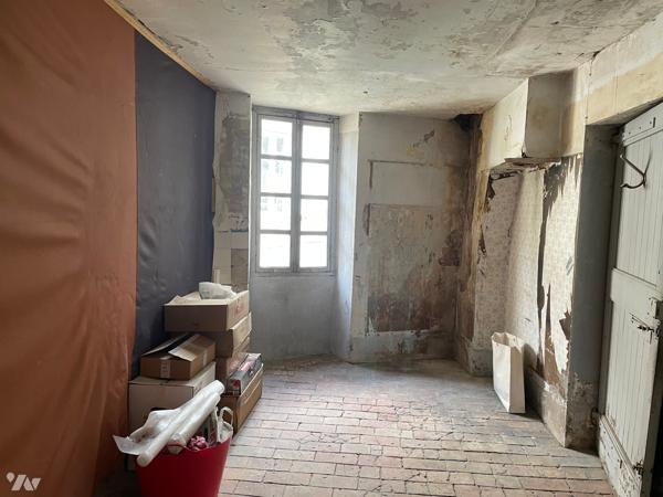 Au cœur de Crest dans les rues piétonnes cet immeuble fin XVIe siècle.