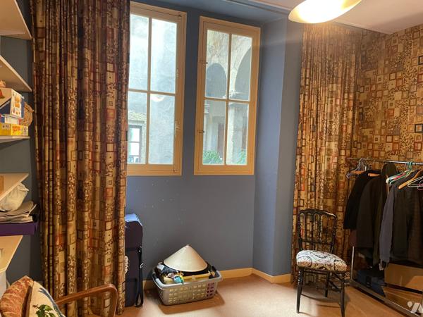 Au cœur de Crest dans les rues piétonnes cet immeuble fin XVIe siècle.