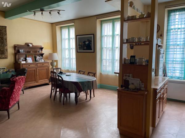 Au cœur de Crest dans les rues piétonnes cet immeuble fin XVIe siècle.