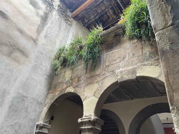 Au cœur de Crest dans les rues piétonnes cet immeuble fin XVIe siècle.