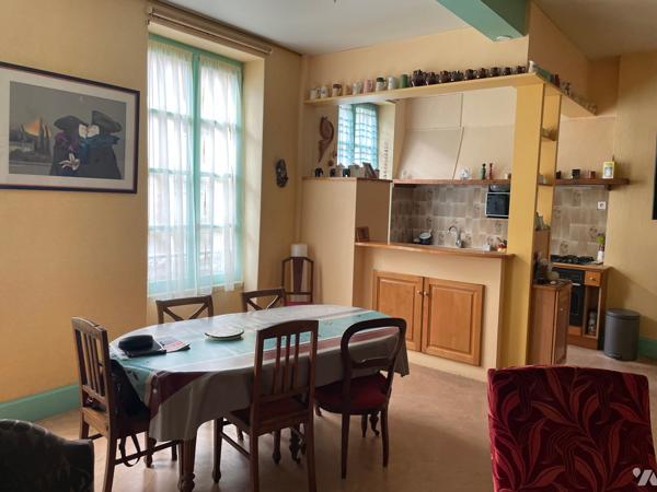 Au cœur de Crest dans les rues piétonnes cet immeuble fin XVIe siècle.