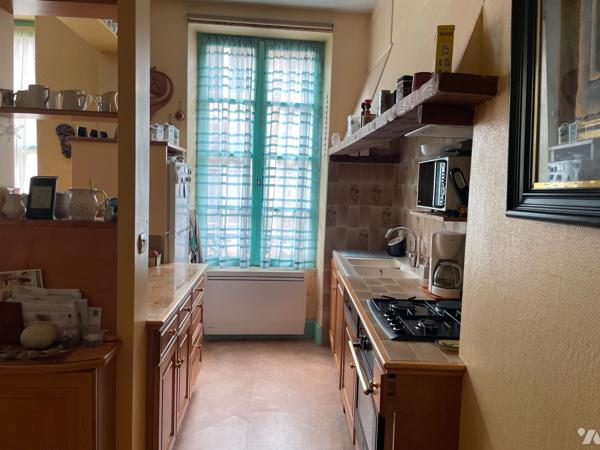 Au cœur de Crest dans les rues piétonnes cet immeuble fin XVIe siècle.