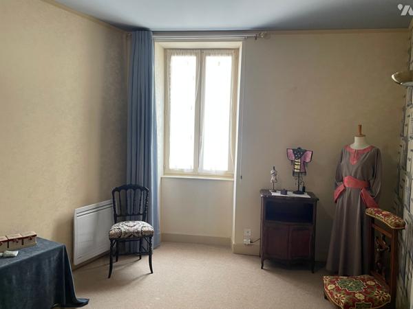 Au cœur de Crest dans les rues piétonnes cet immeuble fin XVIe siècle.