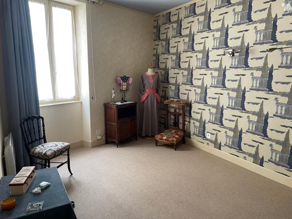 Au cœur de Crest dans les rues piétonnes cet immeuble fin XVIe siècle.