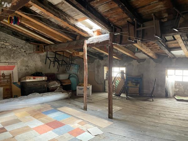 Au cœur de Crest dans les rues piétonnes cet immeuble fin XVIe siècle.