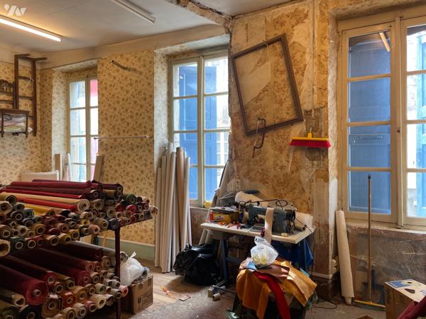 Au cœur de Crest dans les rues piétonnes cet immeuble fin XVIe siècle.