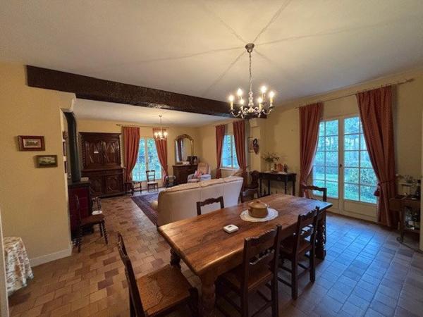 Coup de coeur pour cette belle maison et son parc boisé