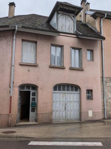 Maison de ville ancienne à fort potentiel – 110 m² habitables – Grand garage 80 m² SALINS LES BAINS ( JURA)