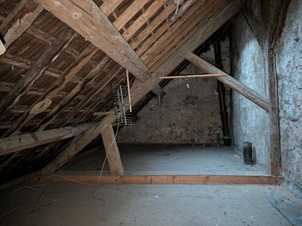 Maison de ville ancienne à fort potentiel – 110 m² habitables – Grand garage 80 m² SALINS LES BAINS ( JURA)