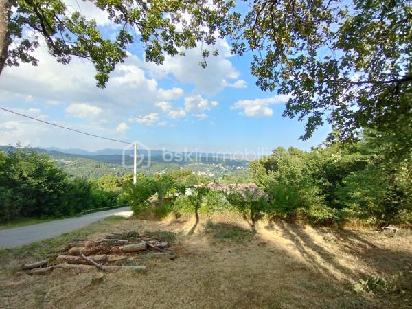 Terrain de 1 748 m²