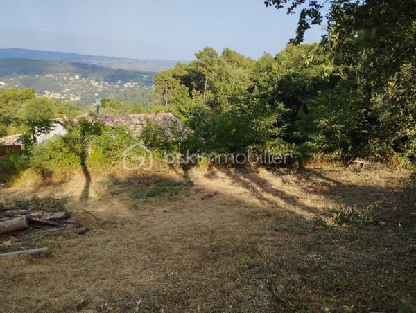 Terrain de 1 748 m²