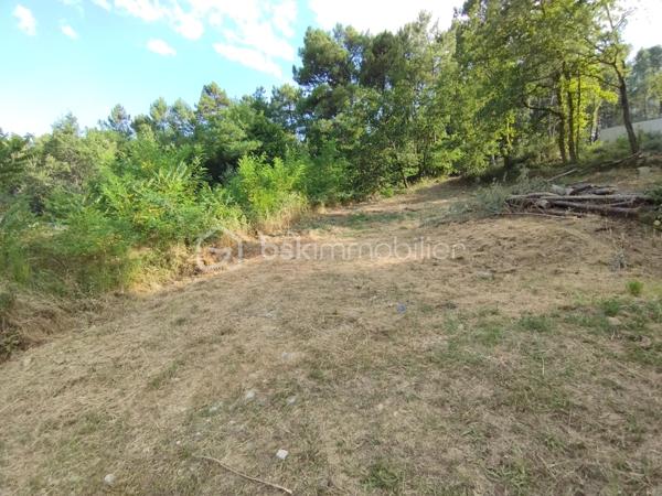 Terrain de 1 748 m²