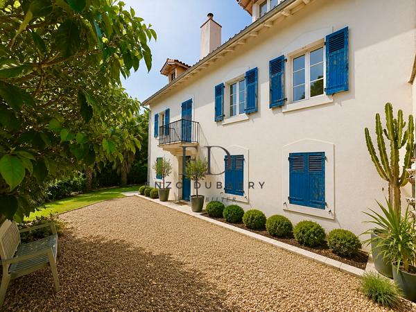 Maison
         6 pièces
        - 150 m² Bien prestige 966 000 € *
