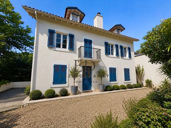 Maison
         6 pièces
        - 150 m² Bien prestige 966 000 € *