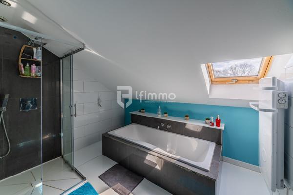 Maison Individuelle, construite en 2004, avec de belles prestations.