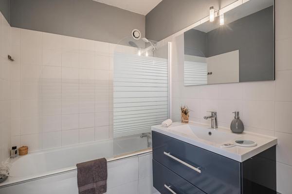 VOIRON (38500) : Appartement type 4 centre ville